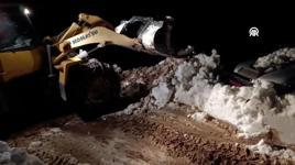 Çığ nedeniyle mahsur kalan 15 kişi ile 8 küçükbaş hayvan kurtarıldı