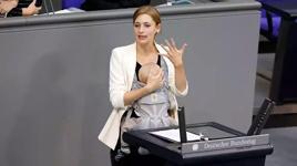 Almanya Federal Meclisi’nde bir ilk! Vekil kürsüye bebeğiyle çıktı