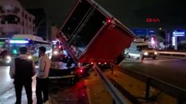 Otomobille çarpışan kamyonet bariyerlere çıktı: 3 yaralı