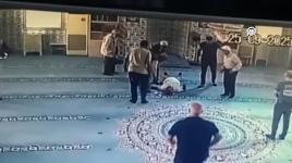Bodrum'da bir vatandaşın camide namaz sonrası bayılması kameraya yansıdı