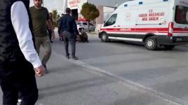 Hafif ticari araç ile otomobil çarpıştı, 3 kişi yaralandı