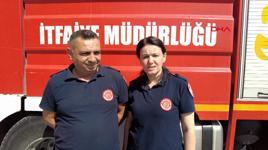 İtfaiyeci çift, alevlerle savaşıyor
