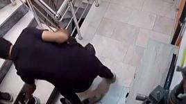 Numaralarına bakıp ayakkabıları çaldı