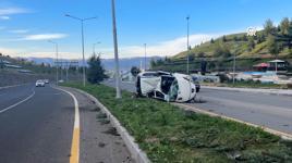 Takla atan otomobildeki 2 kişi yaralandı