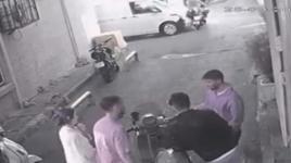 Fatih’te aniden yola çıkan motosikletliye kamyonet çarptı