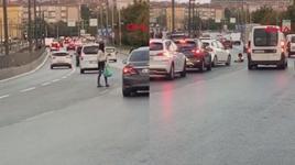 Sultangazi’de yola atlayarak oturan kadın trafikte tehlike oluşturdu