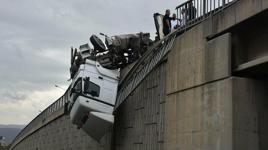 İzmir'de korku dolu dakikalar! Devrilen TIR viyadükte böyle asılı kaldı