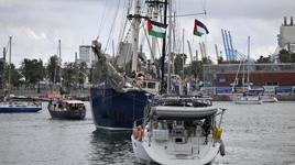 Türkiye Sumud Filosu'nda yardım taşırken su alan teknedeki yolcuları tahliye etti