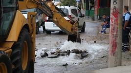 İzmir’de patlayan su borusu 2 gündür mahallelinin çilesi oldu! Tepkiler büyüyor