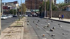 Yer: Diyarbakır! Arazilerinden geçen yolu kapattılar! 