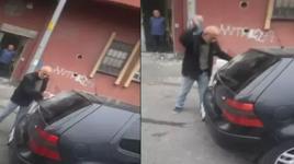 Mahallenin kabusu oldu! Taşla araçları parçaladı, etrafa bıçakla saldırdı