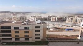 Hatay'da Kule vinç, patlama sonrası binanın üzerine devrildi