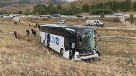 Sivas'ta otobüs ile TIR çarpıştı! Çok sayıda yaralı var