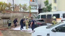 Bursa'da otoparkta 3 araç bir anda alev aldı