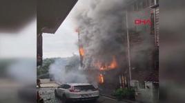 Beşiktaş'ta 3 katlı ahşap binada yangın çıktı