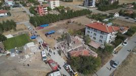 Çubuk ilçesinde deprem riski nedeniyle boşaltılan 4 katlı bina çöktü