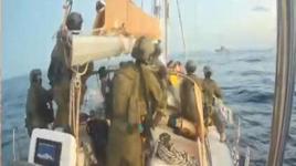 İsrail askerlerinin Sumud Filosu'ndaki tekneye baskın anı kamerada