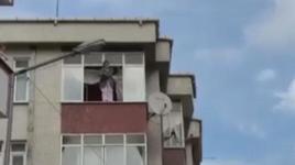 Esenyurt'ta depremde panik anları kamerada: Cama çıkarak çığlıklar attı