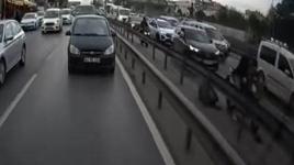 Küçükçekmece D-100 karayolunda motosikletin çarptığı yaya yaralandı