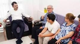 Bakan Kurum'dan depremzede aileye ziyaret: Bu mücadeleyi beraber sürdüreceğiz