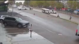 Kamyonetin çarptığı servis minibüsü yayaların üzerine savruldu