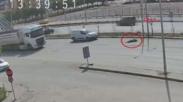 Maça yetişmek için üst geçidi kullanmayınca hafif ticari araç çarptı