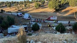 Mersin'de minibüs şarampole yuvarlandı!