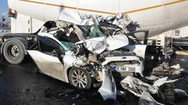 Korkunç kaza! Kağıt gibi olan otomobilden saniyelerle kurtuluş