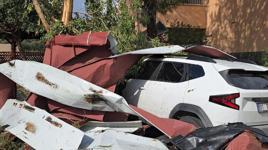 Adana'da okulun çatısı uçtu! Park halindeki araçlar zarar gördü