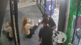 Talihsiz genç kız cam kapıya çarpıp savruldu! 