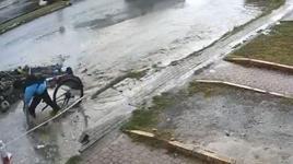 Lise öğrencisi, bisikletiyle yağmur suyu dolu çukura düştü