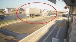 Havada takla atıp ters döndü! Korku filmi gibi kaza...