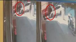 Arızalanan otomobilini kontrol ederken 2 araç arasında sıkıştı