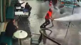 Şov yapayım derken çay içen müşterileri tazyikli suyla ıslattı