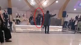 Sanatçı Yüksel Kader Sahnede kalp krizi geçirdi! O anlar kamerada