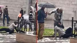 Önce yerde sürükledi; sonra kaldırım taşıyla darbetti