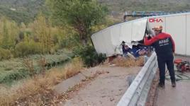 Devrilen TIR'da sıkışan sürücü 2 saatlik çalışmayla kurtarıldı
