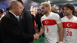 Cumhurbaşkanı Erdoğan, A Milli Futbol Takımı oyuncularını ve teknik heyetini tebrik etti