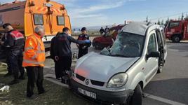 Amasya'da feci kaza! Kamyonla çarpışan araçtaki 4 kişi öldü