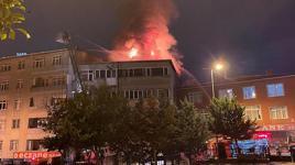 Beyoğlu’nda bir iş yerinin çatısı alev alev yandı