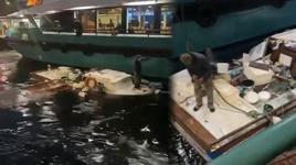 Üsküdar'da yolcu motoru balıkçı teknesine çarptı