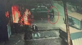 Otomobil bir anda alev aldı, usta ve çırağı alevlerin arasından böyle kaçtı