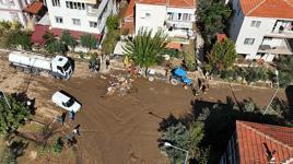 Selin etkilediği Foça'da temizlik çalışmaları sürüyor