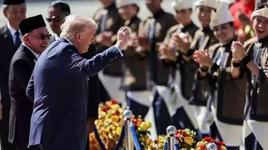 Asya turuna çıkan Trump yine sosyal medyaya düştü! Uçaktan inip dans etti