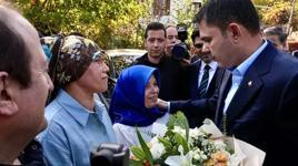 Köyünü alevlere teslim etmek istememişti! Yeni evlerin temelini Bakan Kurum'la birlikte attı