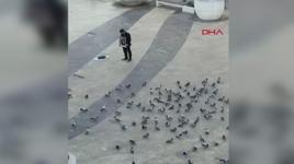 Atatürk'ün portresi ile tek başına saygı duruşunda bulundu