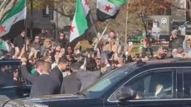 Suriye Cumhurbaşkanı Şara, Beyaz Saray çıkışında kendisini bekleyen Suriyelileri selamladı