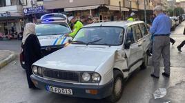 Çarpışmanın şiddetiyle kask kafasından çıktı! Motosikletli...