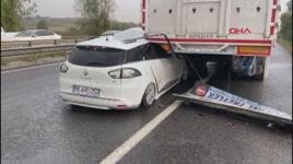 Otomobil TIR’ın altına girdi, yaralı sürücü annesini sakinleştirmeye çalıştı