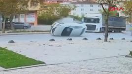 Sancaktepe'de dönüş yapan TIR, otomobile çarptı